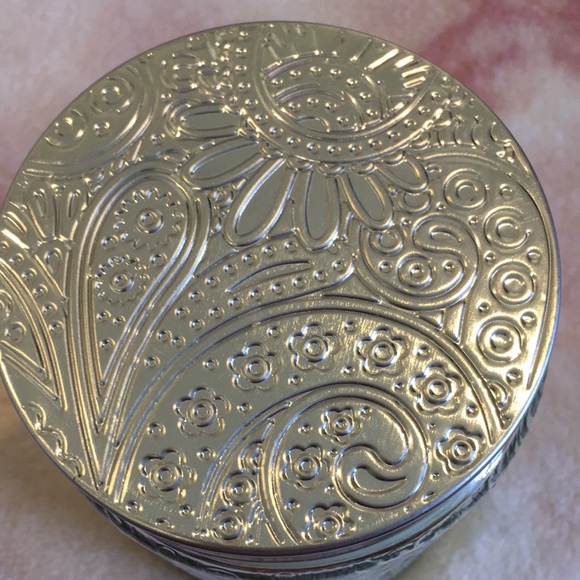 Susan Jacobs Scented Camellia Joy Home Decorative Candle XL 21oz NWT Textured - Picture 8 of 16